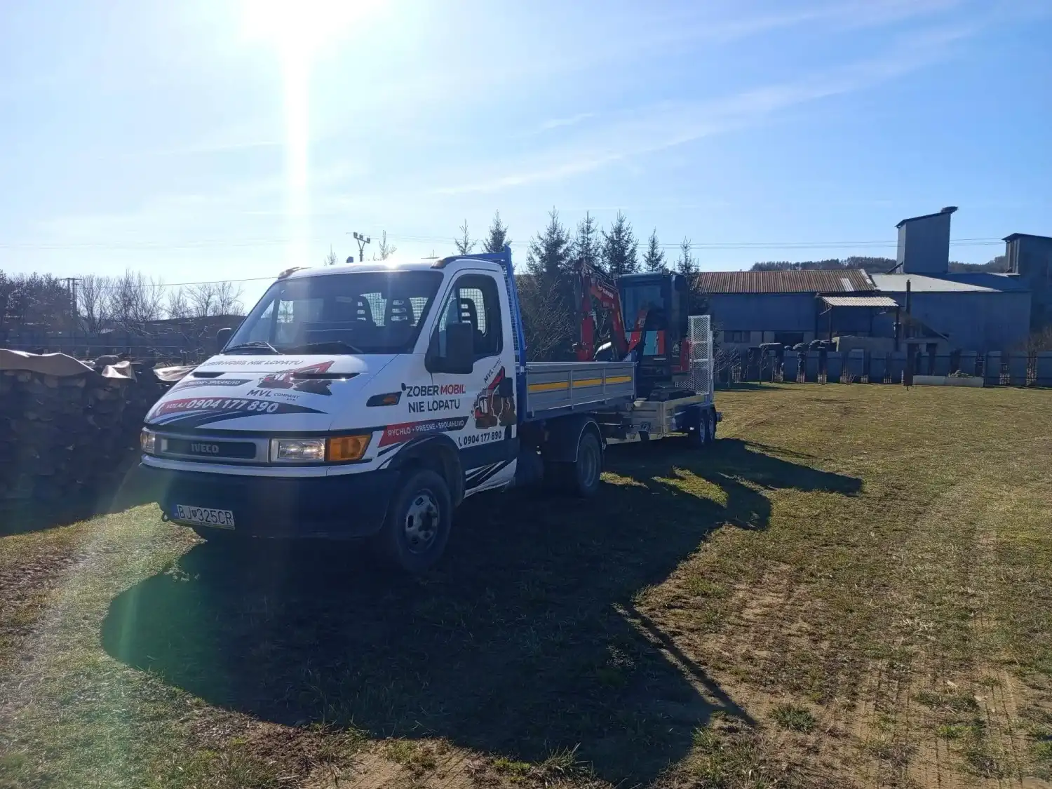 Iveco Daily s prívesom a mini bagrom