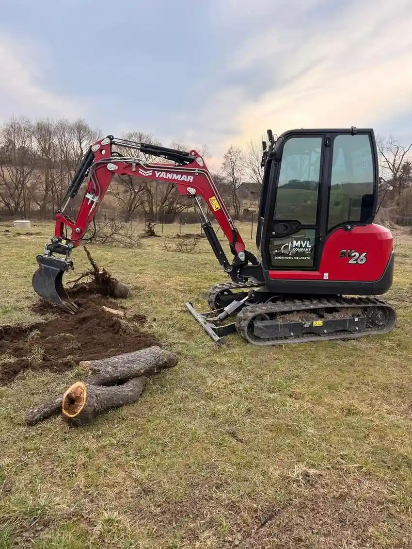 Mini bager Yanmar SV26 pri bagrovaní na pozemku