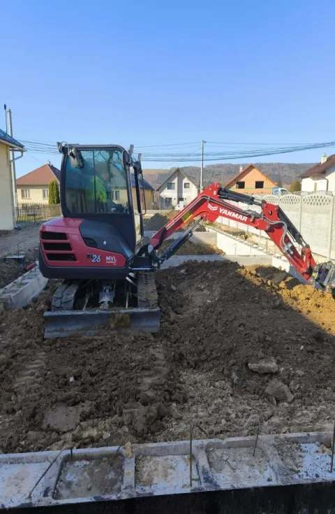 Mini bager pri výkope základov domu v Bardejove